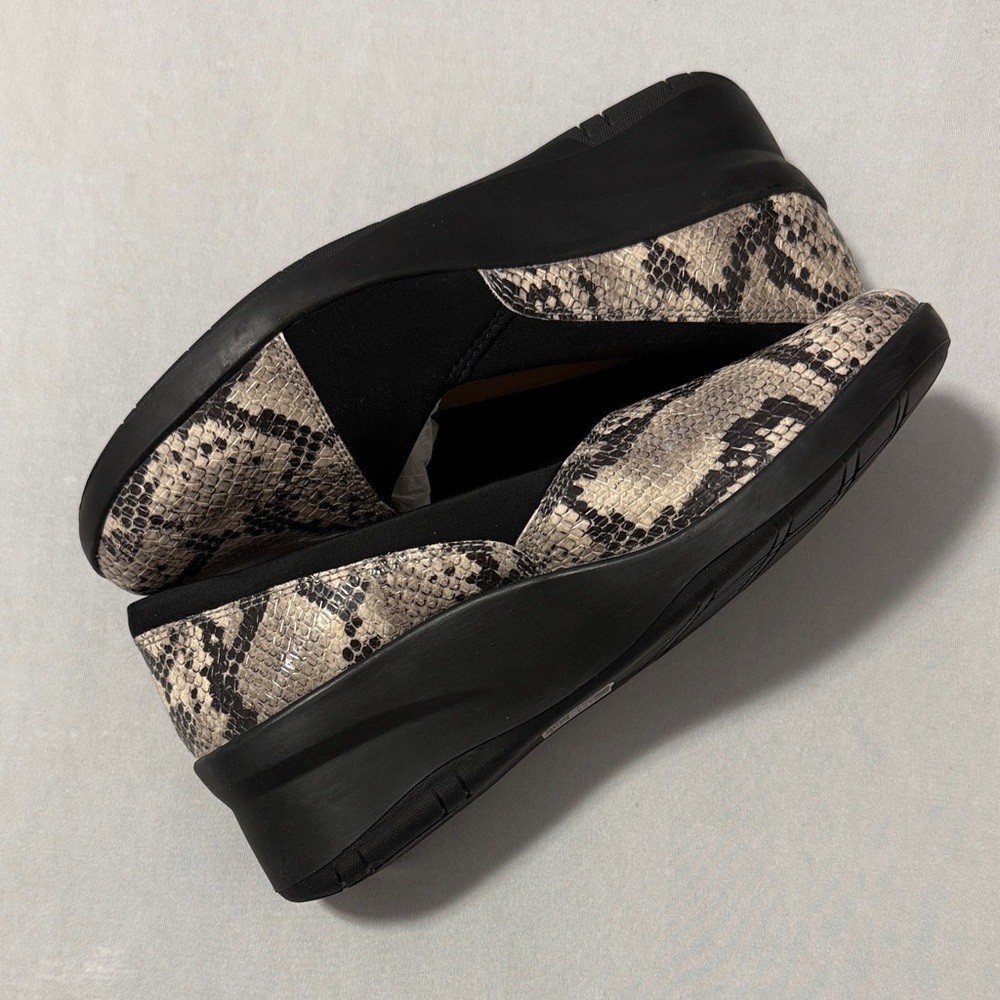 Clarks Black and Grey Snake Print Wedge Loafers New/No Box Size 8.5 - Picture 3 of 7